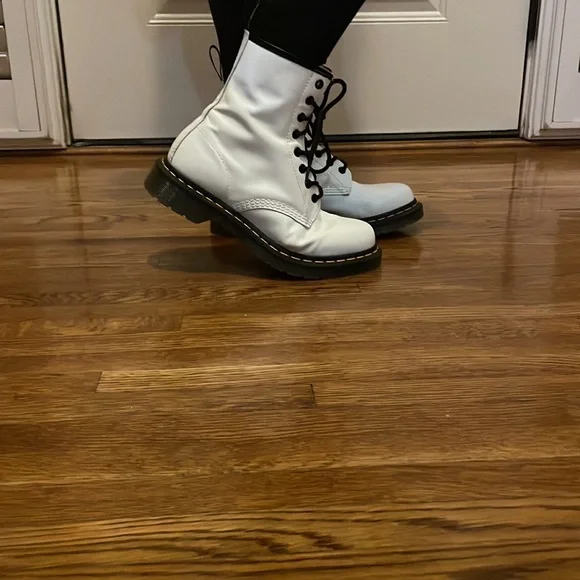 Dr Martens - Women's 1460 Smooth Leather Combat Boots - like new - Picture 4 of 11